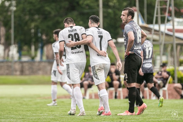 Libertad vence a River en el primer amistoso