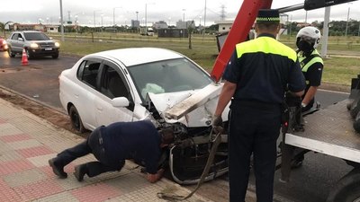 Crónica / (VIDEO) Perdió el control y chocó por transformador en la Costanera