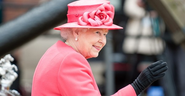 La reina Isabel II busca un asistente de diseño: estos son los detalles del puesto y el sueldo - C9N