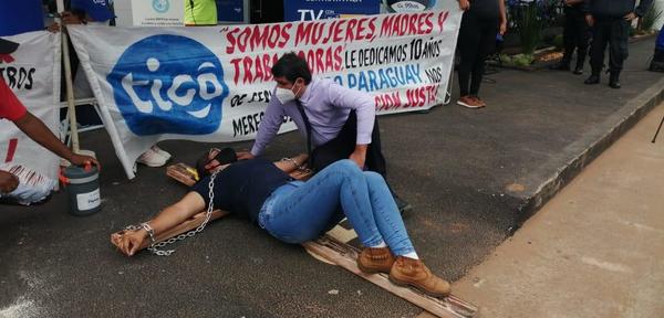 Exfuncionarios de Tigo se crucifican frente a sucursal de Coronel Oviedo – Prensa 5