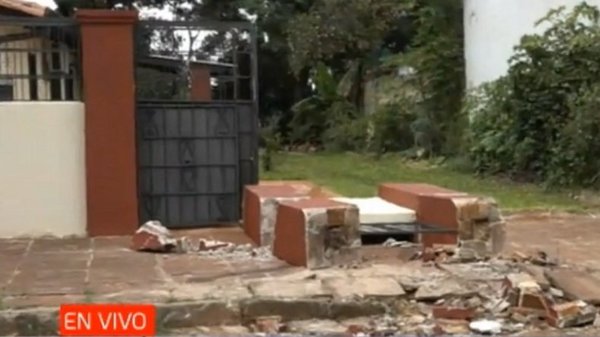 Camión mata a anciana de 82 años tras derrumbar muralla | Noticias Paraguay