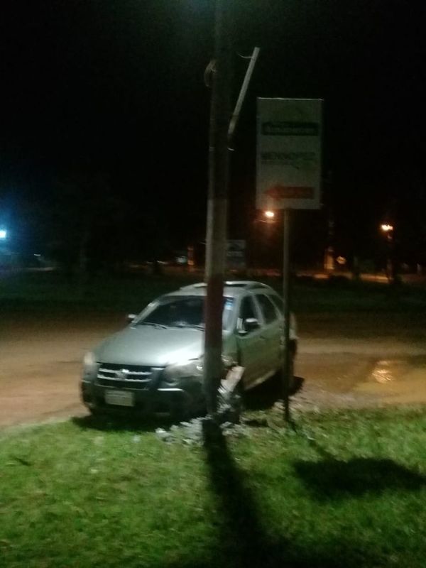 Ebrio se durmió al volante tras chocar contra una columna - ABC en el Este - ABC Color