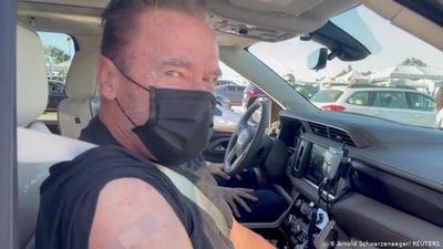 "Terminator" se vacunó contra el covid-19 - Noticiero Paraguay