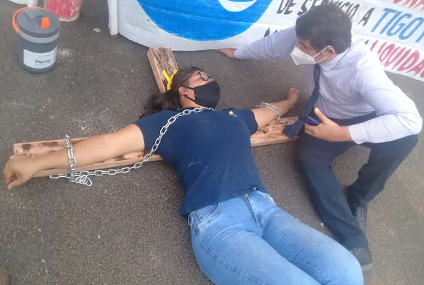 Ex empleada de Tigo se crucifica para exigir el pago de su liquidación - Noticiero Paraguay