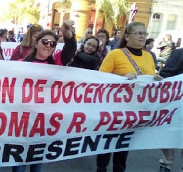 Eternos olvidados, docentes jubilados exigen equiparación de haberes pero Hacienda les ningunea - La Mira Digital