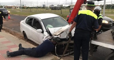 La Nación / Conductora chocó contra transformador de la Ande y costanera quedó sin luz