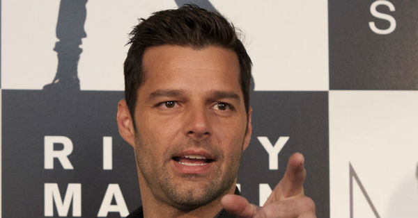 “Cuando estés aburrido, tíñete”: Ricky Martin sorprendió a sus fans con un nuevo look - C9N