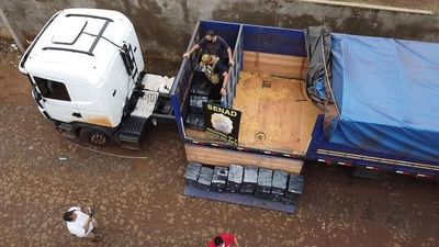 Aún no encuentran a chofer que abandonó camión con más de 1.600 kilos de marihuana - ABC en el Este - ABC Color