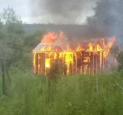Incendio devoró una vivienda en Raúl Arsenio Oviedo – Prensa 5