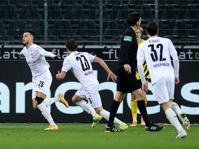 El Gladbach desplaza al Dortmund de los puestos de Champions