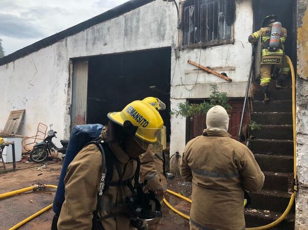 Incendio consume local y deja al propietario con quemaduras leves - ABC en el Este - ABC Color