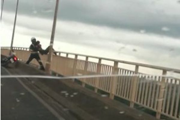 Video: Héroe en moto salva la vida a desesperado joven de una muerte segura