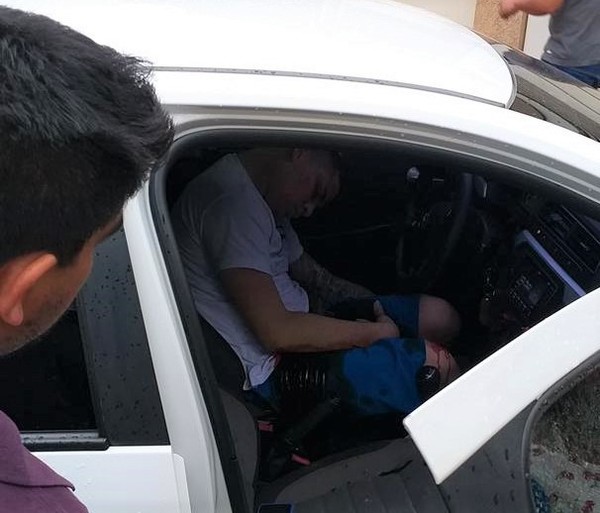 Sicarios asesinan a balazos a un joven dentro de su auto