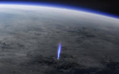 La Estación Espacial Internacional detectó chorros azules en las nubes. | OnLivePy