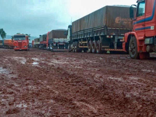 Casi 200 camiones están varados en Mbaracayú tras intensa lluvia