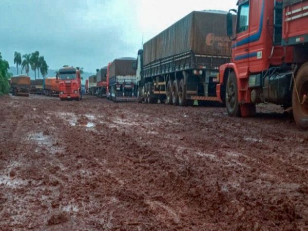 Casi 200 camiones están varados en Mbaracayú tras intensa lluvia