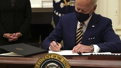 Biden firmó planes de ayuda financiera por la pandemia