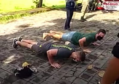 Balí: Autoridades te obligan a hacer flexiones de brazo si no usás tapabocas | Noticias Paraguay