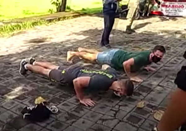 Balí: Autoridades te obligan a hacer flexiones de brazo si no usás tapabocas | Noticias Paraguay