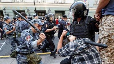 Más de 1.000 arrestos en Rusia y enfrentamientos en Moscú durante manifestaciones por Navalni