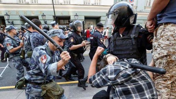 Más de 1.000 arrestos en Rusia y enfrentamientos en Moscú durante manifestaciones por Navalni