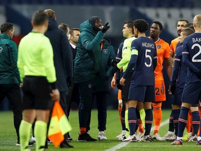 El cuarto árbitro del PSG-Istanbul vuelve a dirigir un partido