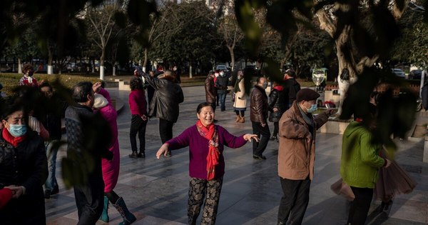 La Nación / Un año después del confinamiento en Wuhan, la pandemia arrecia en el mundo