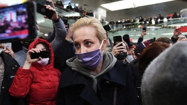 Arrestan brevemente y luego liberan a la esposa de Navalny durante la protesta en Moscú