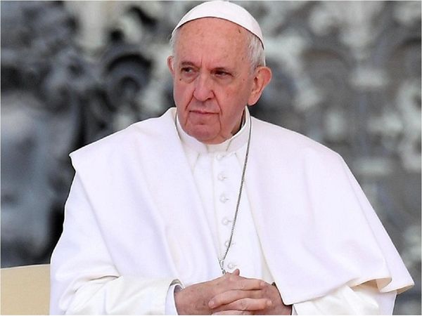 El papa vuelve a sufrir una ciática y no podrá oficiar sus próximas misas