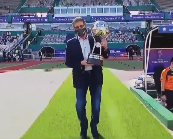 Kempes entrega el trofeo codiciado