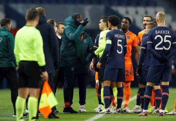 El cuarto árbitro del PSG-Istanbul vuelve a dirigir un partido