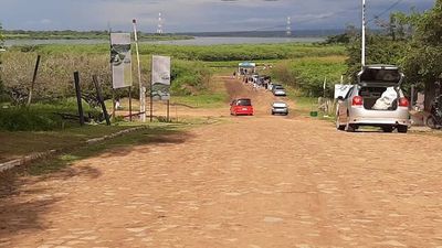 Fila de vehículos para ver al Jakare Yrupe - Nacionales - ABC Color