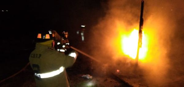 Incendio consumió tres precarias viviendas en Zeballos Cué - Nacionales - ABC Color