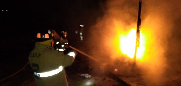 Incendio consumió tres precarias viviendas en  Zeballos Cué - Nacionales - ABC Color