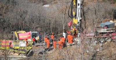 La Nación / Rescatan a uno de los 22 mineros atrapados en una mina de oro en China