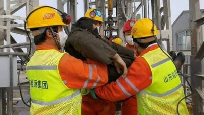 Rescatan a once mineros atrapados desde hace dos semanas en China