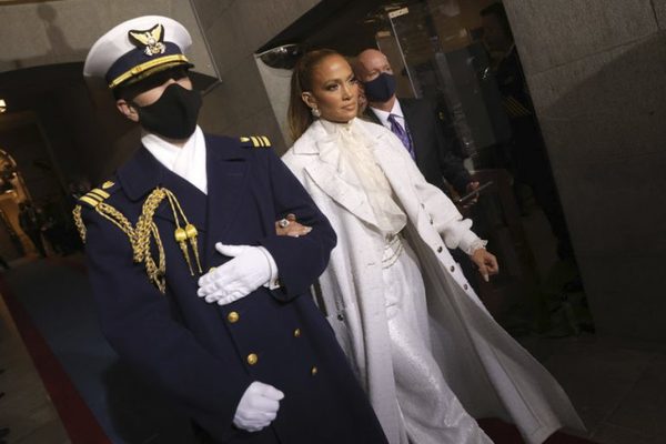 JLo con el «total white look» en la investidura de Biden