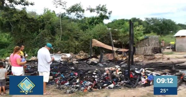 La Nación / Feroz incendio en RC4 Zeballos Cué arrasó con 13 viviendas y familias quedaron sin nada