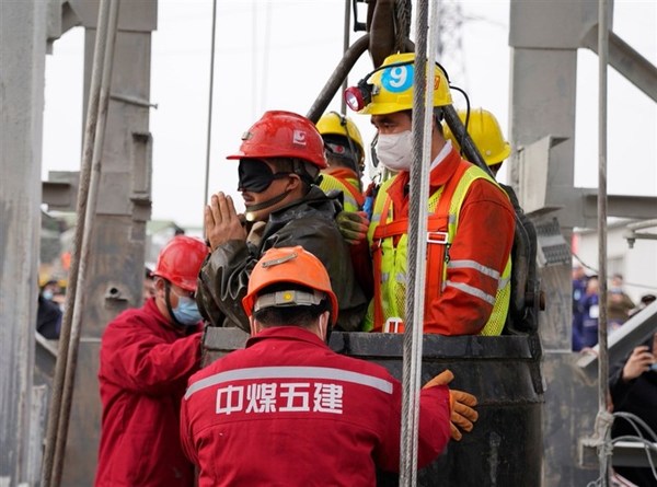 Rescatan a 11 de 22 trabajadores atrapados en mina en China