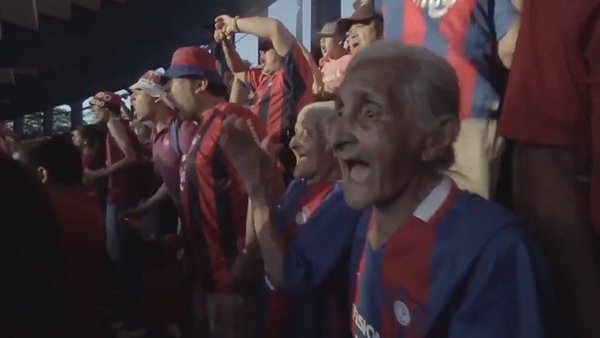 Doña Rosalía González ahora alienta a su club Cerro Porteño desde el cielo