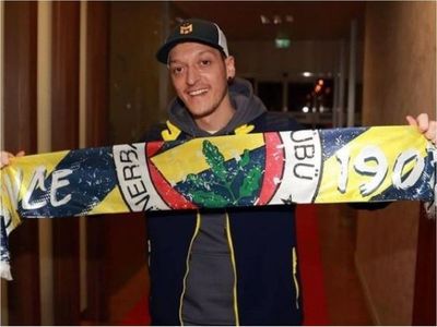 Mesut Özil firma con el Fenerbahçe