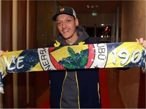 Mesut Özil firma con el Fenerbahçe