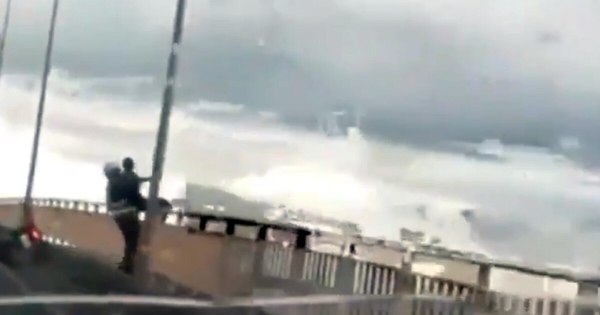 La Nación / Un héroe con casco en el Puente Remanso rescata a una persona en peligro