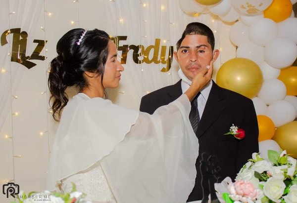 Crónica / Liz y Freddy sellaron su amor ante Dios gracias al apoyo de la gente