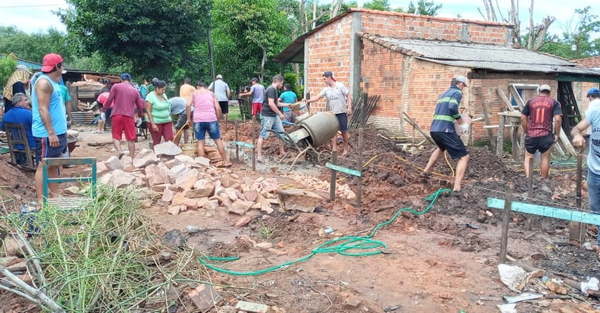 Vecinos se unen para levantar la casa de Don Marecos, que perdió a raíz de un incendio - Noticiero Paraguay