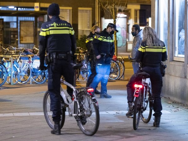 Policía neerlandesa dispersa protestas contra toque queda con gas lacrimógeno