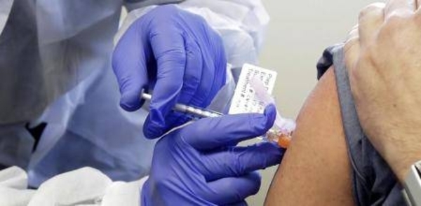 HOY / Experto británico alerta que vacunados pueden propagar el COVID-19