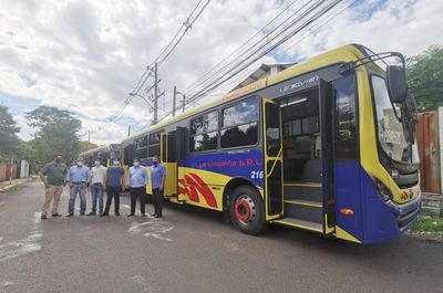 Hacen todo un show por la incorporación de dos buses - Nacionales - ABC Color