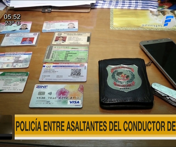 Policía entre asaltantes de uber