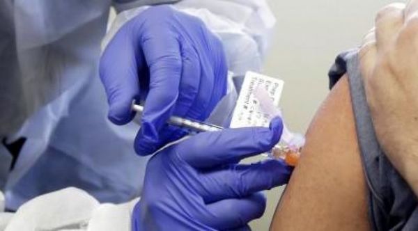 Experto británico alerta que vacunados pueden propagar el COVID-19